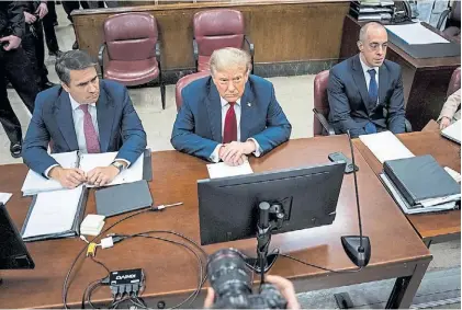  ?? AP ?? Ofuscado. Trump, ayer, rodeado por sus abogados al abrirse la selección de jurados que durará semanas.