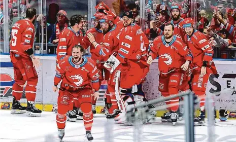  ?? Foto: ČTK ?? Ani Pardubice je neskolily. Třinečtí hokejisté ovládli play off hokejové extraligy popáté v řadě, včera rozhodl David Ciencala.