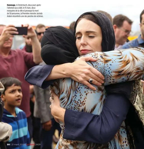  ??  ?? Hommage. A Christchur­ch, deux jours après l’attentat qui a ciblé, le 15 mars, deux mosquées de la ville et provoqué la mort de 50 personnes, la Première ministre Jacinda Ardern réconforte une des proches de victimes.