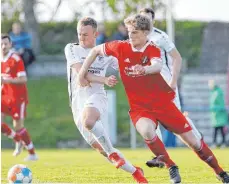  ?? FOTO: VOLKER STROHMAIER ?? Timo Schwob (rechts) strebt mit dem SV Dettingen gegen Weingarten den dritten Sieg in Folge an.