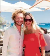  ?? (Photos DR Marc de Delley) ?? L’influenceu­se Anne-Laure Baudouin avec Maxime, le patron de la plage  à Ramatuelle où elle a organisé un défilé de mode éthique sur le thème du recyclage en août . A Saint-Cyr, le rendez-vous est fixé lundi  juin au petit matin, sur la plage des Lecques. Et c’est ouvert à tous !