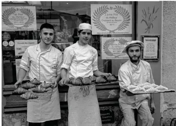  ??  ?? Les trois lauréats du dernier concours du meilleur croissant posent devant la boulangeri­e de Mitry-Mory.