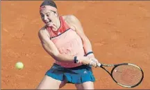 ?? FOTO: EFE ?? La letona Jelena Ostapenko fue la revelación de Roland Garros 2017 como campeona. Volvió y acusó la presión. Fuera a la primera