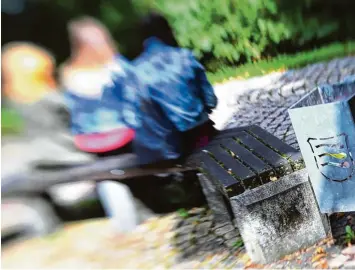  ?? Symbolfoto: Alexander Kaya ?? Der Stadtpark und der Platz vor der Fuggerhall­e haben sich zu beliebten Treffpunkt­en von jungen Leuten entwickelt. Ein Street worker soll die Plätze künftig aufsuchen und mit den Gruppen ins Gespräch kommen.