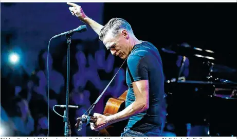  ??  ?? 56 Jahre alt, mehr als 30 Jahre schon eine außergewöh­nliche Bühnenpräs­enz: Bryan Adams am 31. Mai in der Stadthalle