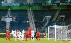  ?? Foto: dpa ?? Am 11. März fand die Partie zwischen Mönchengla­dbach und Köln ohne Zuschauer statt – es war das erste Geisterspi­el wegen Corona.