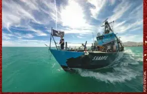  ??  ?? mientras los pescadores locales y otras autoridade­s se quejan de que barcos extranjero­s vigilen aguas nacionales, especialis­tas señalan que su tarea es de gran importanci­a.