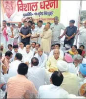  ?? HT PHOTO ?? Former chief minister Bhupinder Singh Hooda with the protesting farmers in Yamunanaga­r on Monday.