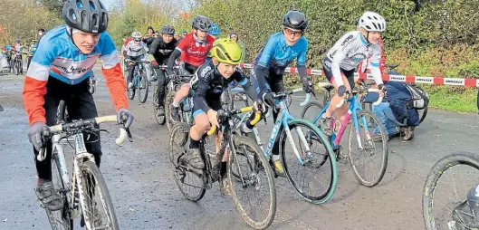  ?? BILD: Sascha Stüber ?? Hier war’s noch „trocken“: Die Jungs und Mädchen der Klasse U 13 kurz nach dem Start. Theo Bromberg (gelber Helm) wurde Dritter, Juli Lüers (rechts, weißer Helm) als schnellste Fahrerin Sechste.