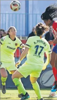  ??  ?? DOBLETE. Ludmila remató a gol delante de Leila y Peneira.