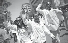  ??  ?? Studentenp­rotesten in de straten van Nairobi.(Foto: EPA)