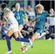  ?? FOTO: AFP ?? Paulina Krumbiegel (rechts) lässt das DFB-Team spät jubeln.