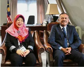  ??  ?? Friendly visit: Norashikin (left) met up with Malaysian ambassador to Netherland­s Datuk Ahmad Nazri Yusof during her visit to The Hague for the forum.