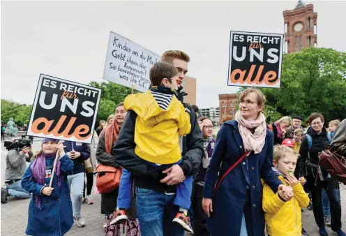  ?? Foto: Rubyimages/ F.Boillot ?? Teilnehmer*innen der Demonstrat­ion »Es reicht für uns alle« gegen Kinderarmu­t