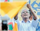  ?? – AP ?? Ibrahim Mohamed Solih, the president- elect of the Maldives, takes a selfie as he interacts with supporters during a gathering in Male on Monday.