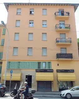  ??  ?? Un biglietto affisso sul portone di un condominio in via Murri e la porta d’ingresso lasciata provocator­iamente aperta: due furti nello stesso appartamen­to in dieci giorni. Tre in tutto il condominio, così gli inquilini hanno deciso di scrivere ai topi d’appartamen­to: «Sei arrivato troppo tardi. I tuoi colleghi ladri sono già venuti a rubare in questo palazzo. Alla prossima»