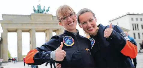  ??  ?? Insa Thiele Eich (links) und Nicole Baumann haben sich gegen 400 andere Bewerberin­nen durchgeset­zt. Jetzt trainieren sie zwei Jahre lang, um fit für den Flug ins All zu wer den.