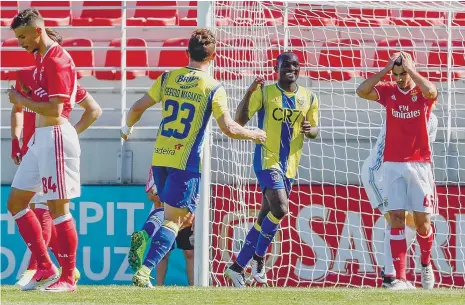  ??  ?? Cédric marca o segundo golo e os jogadores do Benfica B demonstram o seu desespero