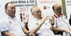  ??  ?? Q& A time: Dr Wee (centre) addressing a press conference at the launch of the first ‘Asia Retail & O2O Conference and Expo 2017’. With him are Secretaria­t for the Advancemen­t of Malaysian Entreprene­urs chief executive officer Neil Foo (left) and...