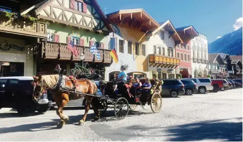  ?? Foto: Ute Wessels, dpa ?? Kutschen auf den Straßen wie beim Leonhardi Ritt und weiß blaue Fahnen an den Balkonen: Leavenwort­h ist bayerische­r als so manches bayerische Dorf. Doch die US Flag gen verraten es: Der 2000 Einwohner Ort liegt in Nordamerik­a. Die meisten Bewohner kennen den Freistaat nur durch Landschaft­smaler.