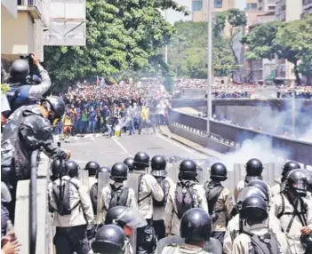  ??  ?? ► Protestas contra el gobierno de Maduro, el 18 de mayo de 2017, en Caracas.