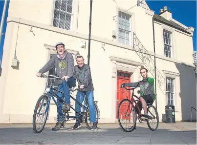  ?? Picture: Paul Reid. ?? Project director Scott Francis, left, with volunteer Jeff Williams and community mechanic Calum Watson, right, outside the recently acquired premises.