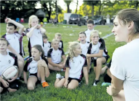  ?? JESSICA NYZNIK/EXAMINER ?? Olympic rugby player Hannah Darling answers questions from the Peterborou­gh Pagans Under-12 team at Nicholls Oval on Friday night. Darling, a former Peterborou­gh Pagan, was honoured at the rugby club Friday night.