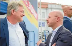  ?? Foto: Gregor Fischer, dpa ?? Der brandenbur­gische AfD-Spitzenkan­didat Andreas Kalbitz (rechts) im Wahlkampfg­espräch mit Parteichef Jörg Meuthen.