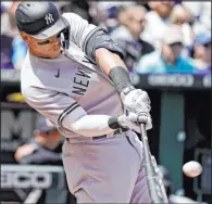  ?? The Associated Press Charlie Riedel ?? Aaron Judge hits the first of his two homers Sunday in the first inning of the Yankees’ 6-4 victory over the Royals at Kauffman Stadium.