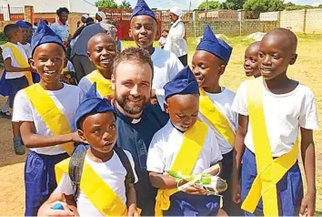  ?? ?? The Reverend Stephen Jones with a group of Zambian children at the Matero Congregati­on in Lusaka.