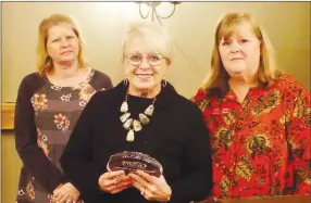  ?? Westside Eagle Observer/RANDY MOLL ?? Cheryl Smith (center), holds the Organizati­on of the Year award she received for the Library Gala Committee from Tammie Runyan, Chamber president (left), and Janie Parks, executive director of the Gentry Chamber of Commerce (right), at an awards banquet on Thursday in Gentry.