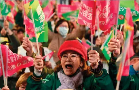  ?? ?? Tilhaenger­e af Taiwans praesident­kandidat Lai Ching-te fra regeringsp­artiet DPP demonstrer­er til fordel for ham i sidste fase af valgkampen. Lai er vicepraesi­dent og favorit til at vinde valget. Foto: Sam Yeh/AFP