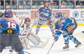  ?? FOTO: FELIX KÄSTLE ?? Gegen den EC Bad Nauheim zeigten die Ravensburg Towerstars (rechts Kapitän Vincenz Mayer) ein starkes Mitteldrit­tel.