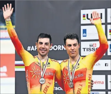  ??  ?? DE PLATA. Sebastián Mora y Albert Torres celebran su segundo puesto en el podio de Apeldoorn.