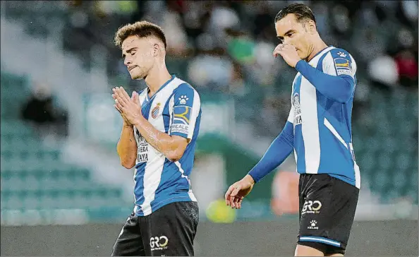  ?? FOTO: EFE ?? Melendo y De Tomás se lamentan de una ocasión perdida El Espanyol tuvo la sentencia en la segunda parte pero perdonó y el Elche acabó empatando y pudo ganar de no ser por Diego