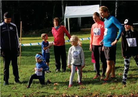  ?? Bild: MONICA SAHLBACK ?? LADDADE. Deltagarna i barnloppet värmde upp på olika sätt för att vara redo för löpturen, en del med stöd av sina föräldrar.