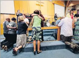  ?? GERALD HERBERT / AP ?? Domingo de duelo. La First United Methodist Church de Coral Springs (Florida) recordó ayer a las 17 víctimas de Parkland