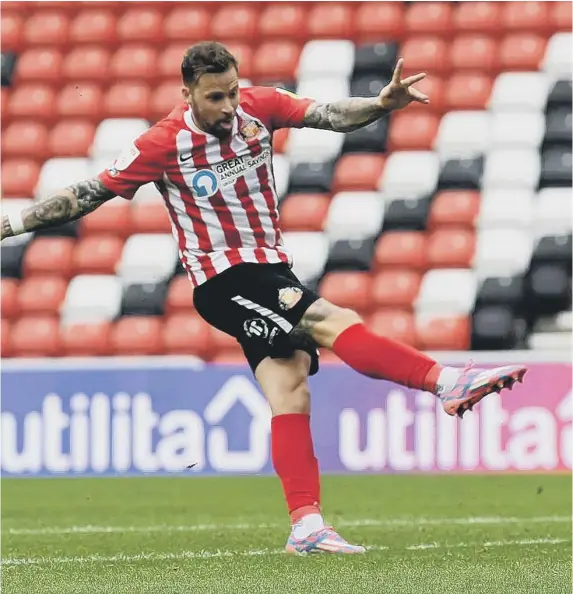  ??  ?? Chris Maguire fires in Sunderland's equalising goal late on.