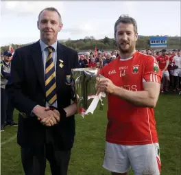  ??  ?? nty chairman Martin Fitzgerald presents Alan Driver with the O’Donoghue Cup.