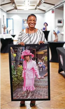  ?? Elizabeth Conley / Staff photograph­er ?? Michelle Bonton, executive director of the Harris County Cultural Arts Council, holds a photo of her grandmothe­r.