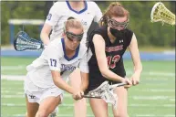  ?? Dave Stewart / Hearst Connecticu­t Media ?? Darien’s Ryan Hapgood, left, and Cheshire’s Taryn Ugrin battle for a groundball in June.