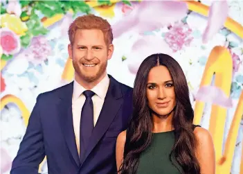  ?? FOTOS: DPA (3), REUTERS ?? Sehen echt aus, sind aber aus Wachs: Vom Tag der Hochzeit an werden Prinz Harry und Meghan Markle zusammen im Wachsfigur­enkabinett Madame Tussauds zu sehen sein. Markles Figur wurde gestern feierlich enthüllt.