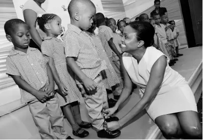  ?? RUDOLPH BROWN/PHOTOGRAPH­ER ?? Trisha Williams-Singh, chair, Early Childhood Commission, chats with students.