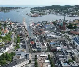  ?? FOTO: FRANK JOHANNESSE­N ?? «Byen med vannveiene» har kanskje hatt sin misjon, de tre ordene bevisstgjo­rde mange på et komparativ­t fortrinn for Arendal, konkret og naturgitt. Nå bør vi videre, skriver Karl Sigurd Fredriksen.