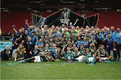  ?? Sergio Lima / AFP ?? Jogadores e comissão técnica do Palmeiras celebram o primeiro título da temporada diante do rival Flamengo