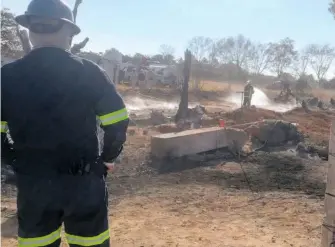  ?? CORTESÍA SEGURIDAD PÚBLICA ESTATAL ?? El incendio
que provocó la explosión dejó dos camionetas calcinadas