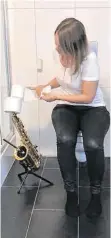  ?? FOTO: PRIVAT ?? Diese Saxofonist­in des MV Wain hat ein neues Accessoire für das Badezimmer.