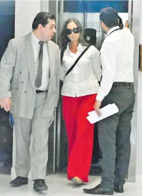  ?? ?? Alba Ale de Belotto, esposa del Cnel. Luis Belotto, prófuga de 1999 a 2009 por desfalco, y ahora procesada por soborno. Fue remitida al Buen Pastor.