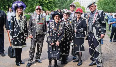  ?? ?? Kings and Queens: Pearlies, in their distinctiv­e mother-of-pearl buttoned suits, in Green Park