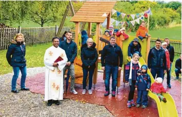  ?? Foto: Gemeinde Lutzingen ?? Ein großes neues Spielgerät für die Kleinen wurde am Lutzinger Spielplatz eingeweiht.